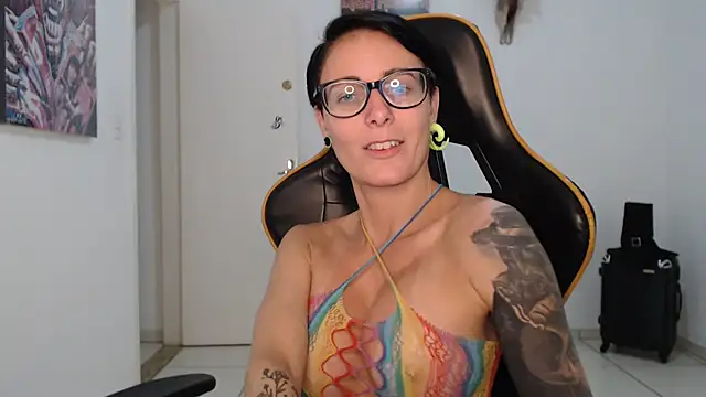Snapshot of CrisBathoryxxx chatting on January 2025 12:12:01 AM CrisBathoryxxx online show from January 2025 12:12:01 AM