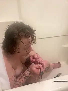 Snapshot of tatted-bitty chatting on November 2025 08:14:01 AM tatted-bitty online show from November 2025 08:14:01 AM