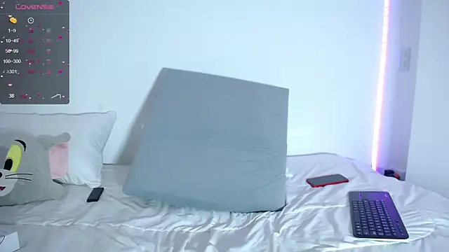 Snapshot of megan_bluee23 chatting on December 2024 01:42:02 PM megan bluee23 online show from December 2024 01:42:02 PM