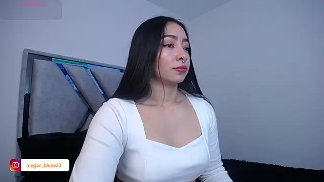 Snapshot of megan_bluee23 chatting on October 2025 04:09:02 PM megan bluee23 online show from October 2025 04:09:02 PM