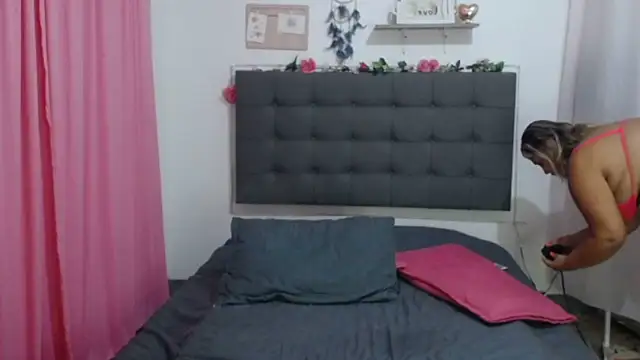 Snapshot of LenaDIaz chatting on October 2025 11:58:01 PM LenaDIaz online show from October 2025 11:58:01 PM