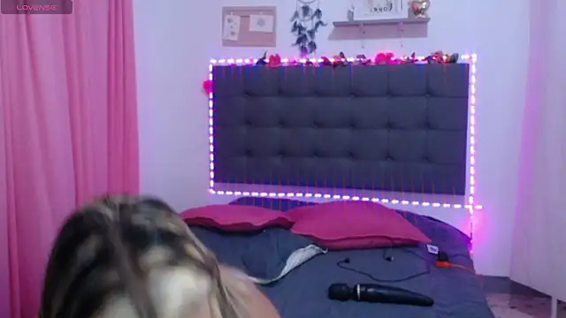 Snapshot of LenaDIaz chatting on October 2025 10:21:01 PM LenaDIaz online show from October 2025 10:21:01 PM