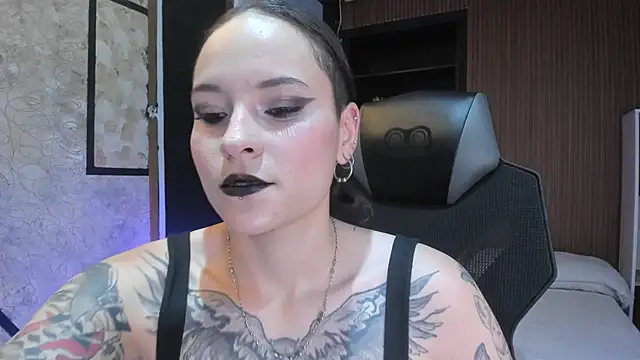 AnnyThompson  online show from April 2026 10:00:02 PM