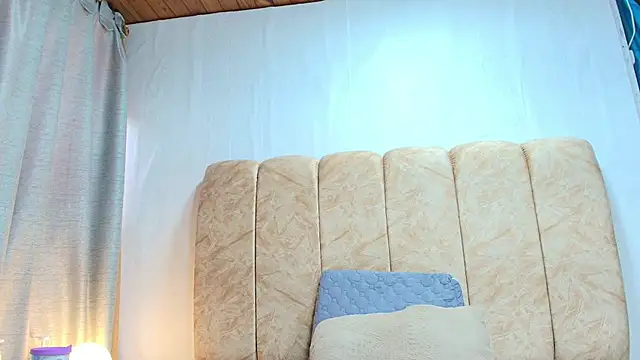 Snapshot of Zoe_Curvy chatting on November 2025 12:53:01 PM Zoe Curvy online show from November 2025 12:53:01 PM