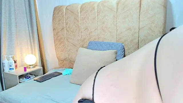 Snapshot of Zoe_Curvy chatting on November 2025 12:37:02 PM Zoe Curvy online show from November 2025 12:37:02 PM