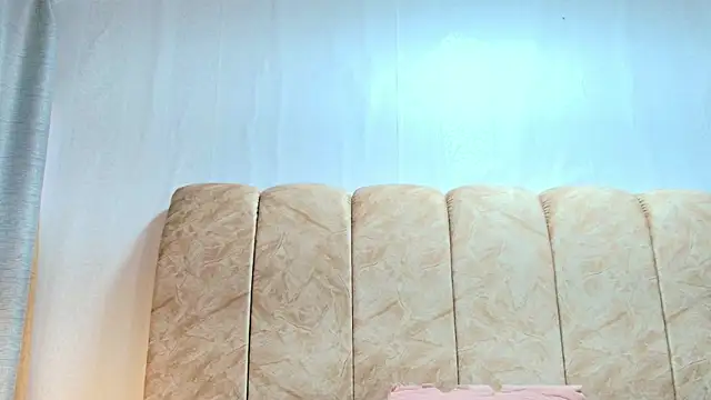 Snapshot of Zoe_Curvy chatting on November 2025 12:31:02 PM Zoe Curvy online show from November 2025 12:31:02 PM