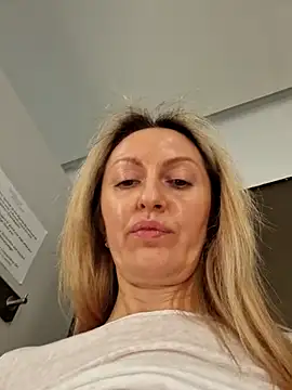 Snapshot of Miss____Mia_ chatting on February 2025 03:25:02 PM Miss Mia online show from February 2025 03:25:02 PM