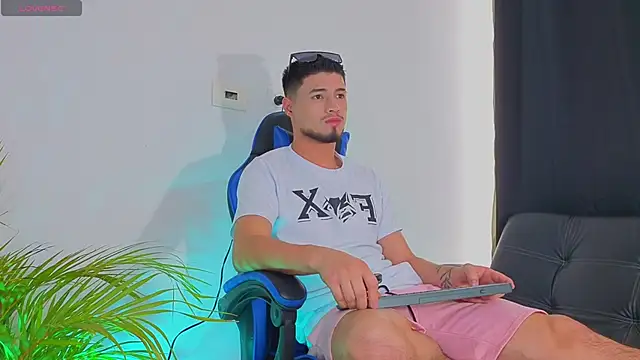 EdwardRoss  online show from November 2025 08:33:02 PM