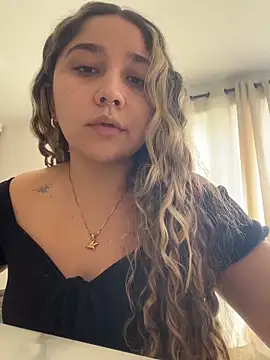 Cherryyquen online show from February 2026 06:37:01 PM