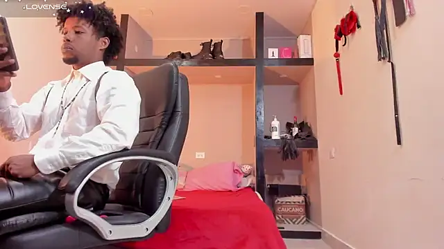 AlejoKhalifa  online show from April 2026 11:46:02 PM