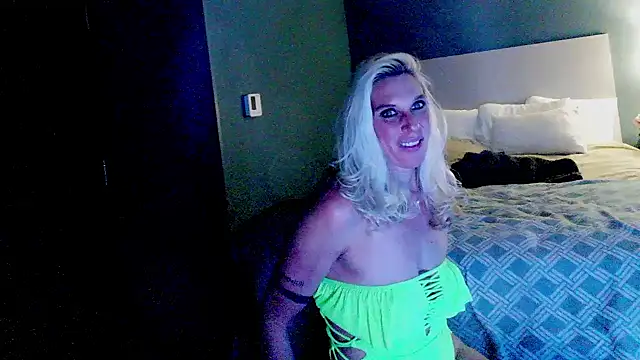 Snapshot of Glamazonx chatting on December 2024 01:49:01 AM Glamazonx online show from December 2024 01:49:01 AM