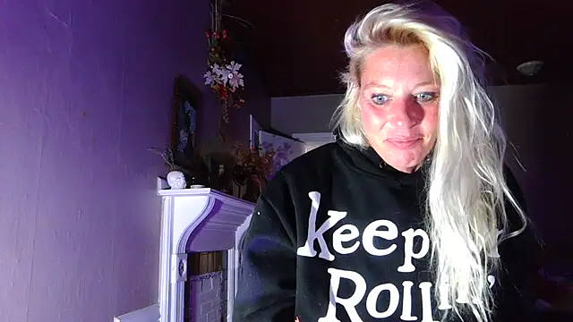 Snapshot of Glamazonx chatting on September 2025 12:18:02 PM Glamazonx online show from September 2025 12:18:02 PM