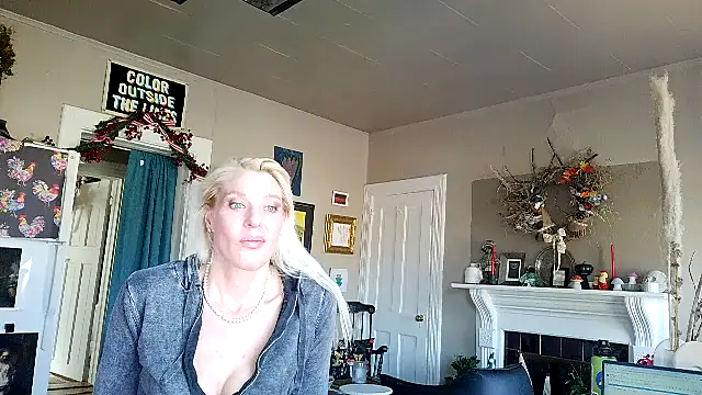 Snapshot of Glamazonx chatting on December 2025 04:22:01 PM Glamazonx online show from December 2025 04:22:01 PM