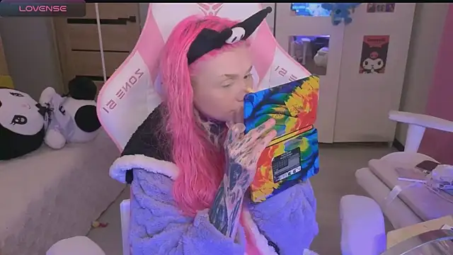 Britney Lynch online show from October 2025 05:34:02 PM