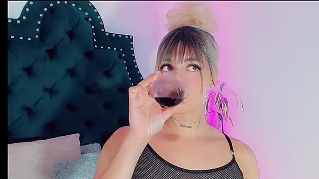 Emmaa Saenz  online show from February 2025 12:32:01 AM