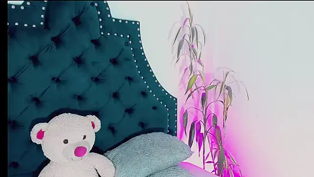 Emmaa Saenz  online show from March 2025 11:38:01 PM