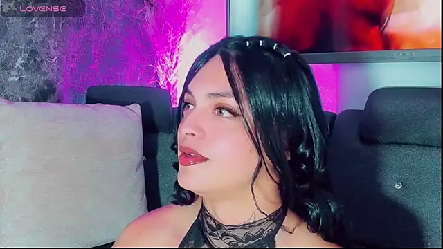 Emmaa Saenz  online show from October 2025 09:59:01 PM