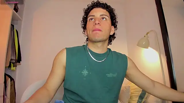 Snapshot of Curlblue chatting on December 2025 09:32:01 PM Curlblue online show from December 2025 09:32:01 PM