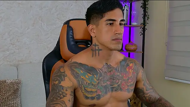 Snapshot of AdanReilly chatting on December 2024 11:32:01 PM AdanReilly online show from December 2024 11:32:01 PM