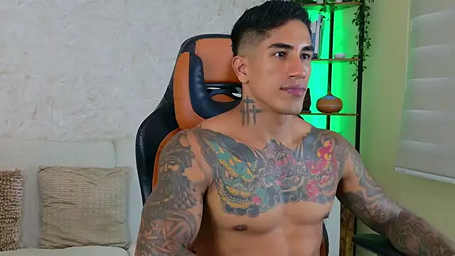 Snapshot of AdanReilly chatting on February 2025 09:37:02 PM AdanReilly online show from February 2025 09:37:02 PM