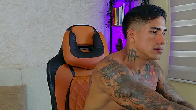 Snapshot of AdanReilly chatting on March 2025 09:13:02 PM AdanReilly online show from March 2025 09:13:02 PM