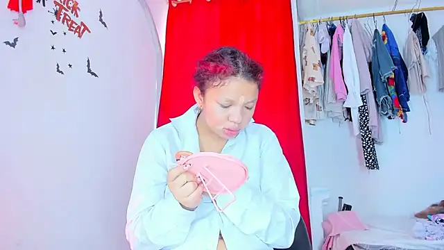 Emily Coper18 online show from November 2025 01:24:03 PM