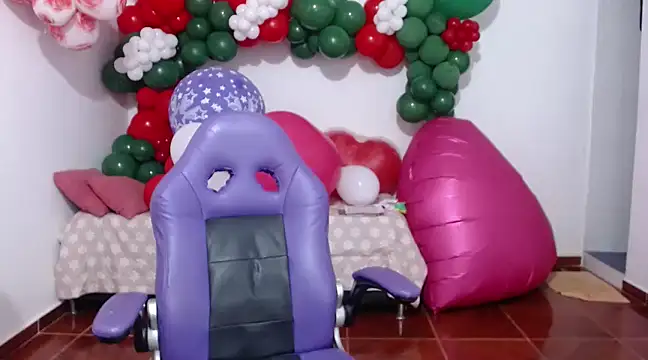 Snapshot of Saracutee1 chatting on December 2024 03:52:01 PM Saracutee1 online show from December 2024 03:52:01 PM