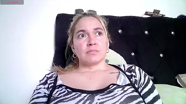 Izury Blondee online show from November 2025 05:41:01 PM