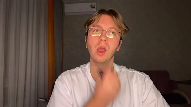 kiopiggy online show from November 2025 10:03:02 PM