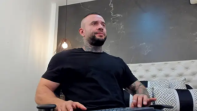 Snapshot of BruceDallas chatting on January 2025 01:48:02 AM BruceDallas online show from January 2025 01:48:02 AM