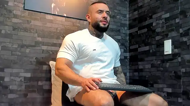 Snapshot of BruceDallas chatting on July 2026 01:58:33 AM BruceDallas online show from July 2026 01:58:33 AM