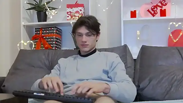 Snapshot of CalvinCay chatting on February 2025 07:40:02 PM CalvinCay online show from February 2025 07:40:02 PM