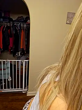 Snapshot of ellieconradxo chatting on January 2025 04:15:02 AM ellieconradxo online show from January 2025 04:15:02 AM