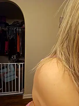 Snapshot of ellieconradxo chatting on February 2025 04:51:02 AM ellieconradxo online show from February 2025 04:51:02 AM