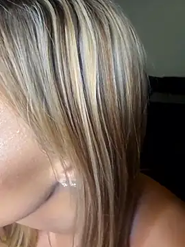 Snapshot of ellieconradxo chatting on September 2025 03:07:02 AM ellieconradxo online show from September 2025 03:07:02 AM