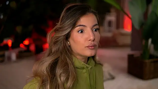 Snapshot of KellyMathews chatting on December 2025 03:03:02 AM KellyMathews online show from December 2025 03:03:02 AM