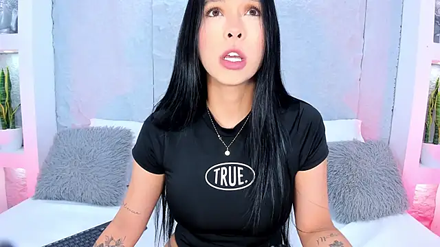 MiaCollson online show from November 2025 05:33:02 PM