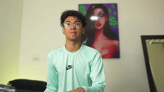 Snapshot of harrytwink18 chatting on December 2024 01:22:02 PM harrytwink18 online show from December 2024 01:22:02 PM