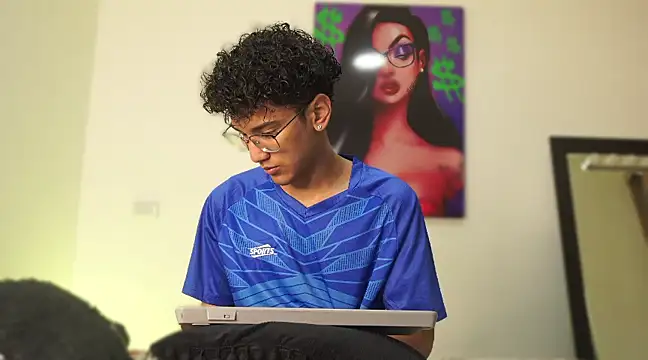 Snapshot of harrytwink18 chatting on December 2024 01:17:01 PM harrytwink18 online show from December 2024 01:17:01 PM