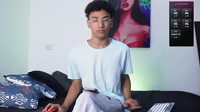 Snapshot of harrytwink18 chatting on January 2025 01:24:02 PM harrytwink18 online show from January 2025 01:24:02 PM