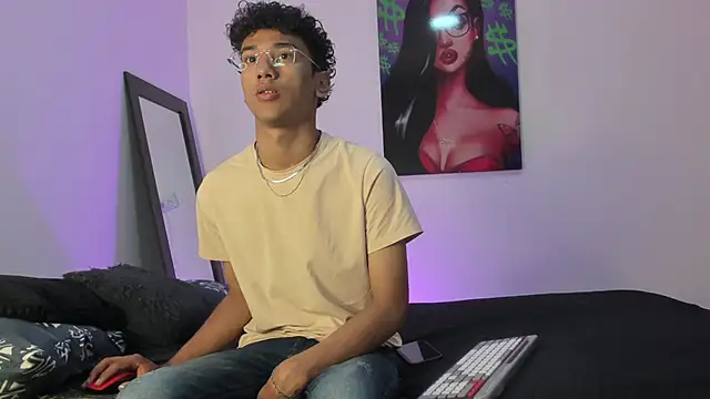 Snapshot of harrytwink18 chatting on February 2025 01:22:02 PM harrytwink18 online show from February 2025 01:22:02 PM