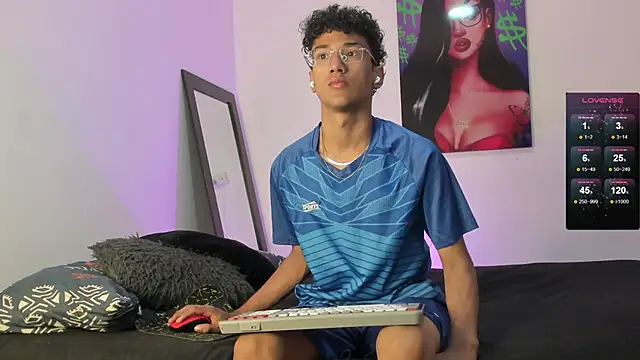 Snapshot of harrytwink18 chatting on February 2025 01:08:02 PM harrytwink18 online show from February 2025 01:08:02 PM