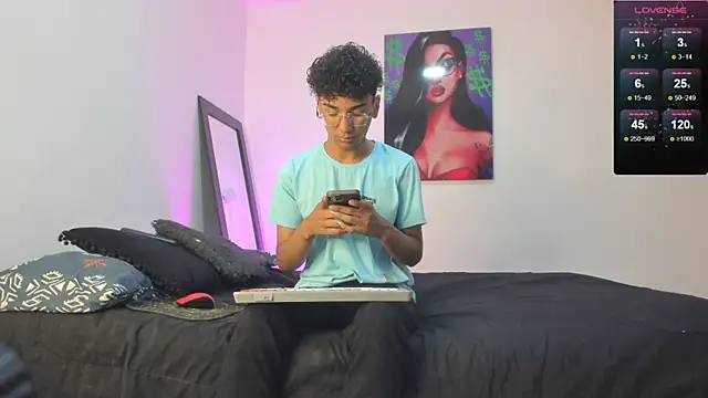 Snapshot of harrytwink18 chatting on February 2025 03:04:02 PM harrytwink18 online show from February 2025 03:04:02 PM