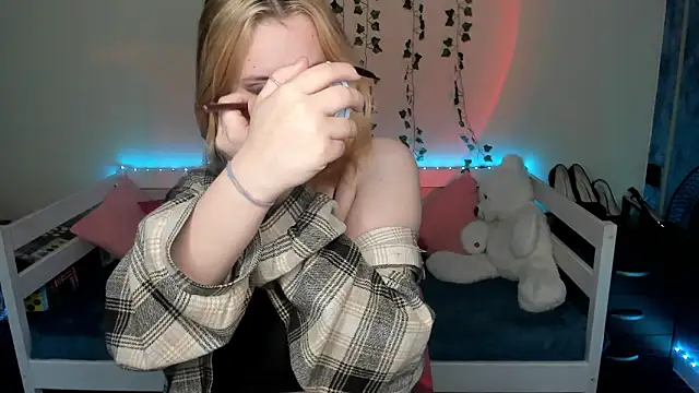 Emily Gin online show from October 2025 02:43:02 AM