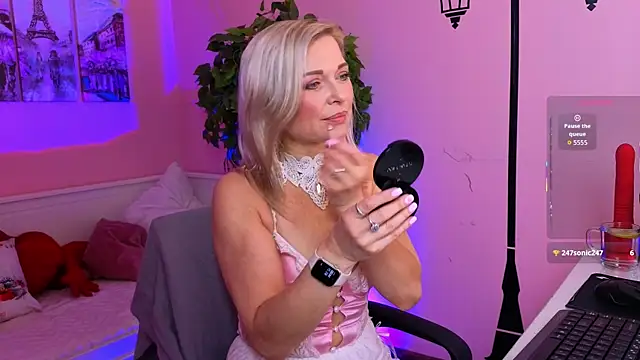 Snapshot of Gloria_Lovely chatting on July 2026 11:01:02 AM Gloria Lovely online show from July 2026 11:01:02 AM