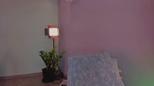 Snapshot of LynnSam_ chatting on February 2025 03:00:02 AM LynnSam online show from February 2025 03:00:02 AM