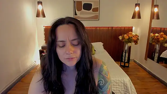 Snapshot of KatherineBond chatting on May 2026 06:05:02 PM KatherineBond online show from May 2026 06:05:02 PM