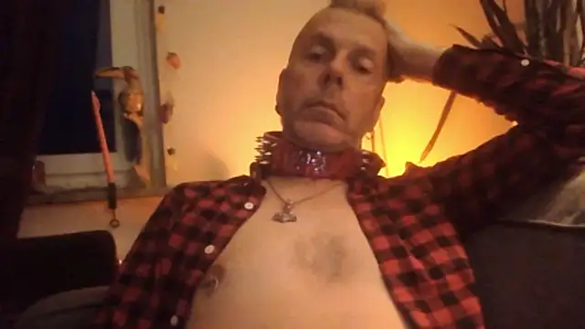 Snapshot of SHARPSkinhead chatting on June 2026 09:09:01 PM SHARPSkinhead online show from June 2026 09:09:01 PM