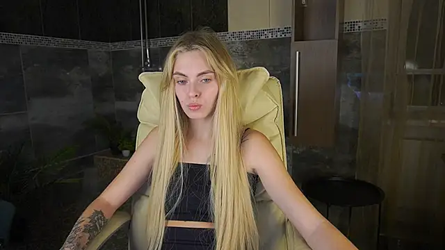 Snapshot of ChloeBrightt chatting on November 2025 09:05:02 PM ChloeBrightt online show from November 2025 09:05:02 PM