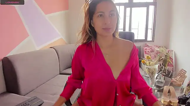 Snapshot of Maiaconnor_ chatting on February 2025 04:10:02 PM Maiaconnor online show from February 2025 04:10:02 PM